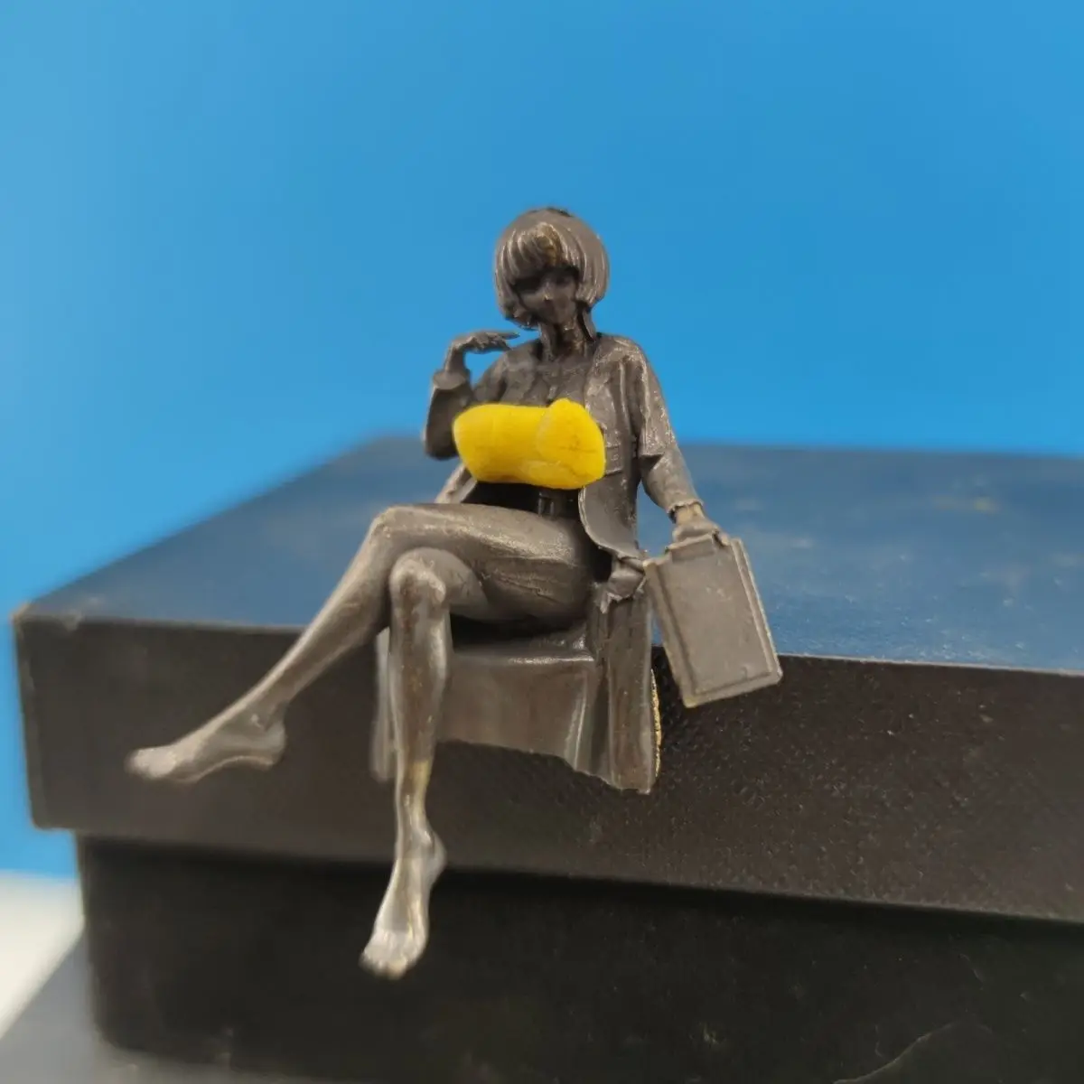 Medical Lab Officer - 6 cm antike Messing-Skulptur für weibliche